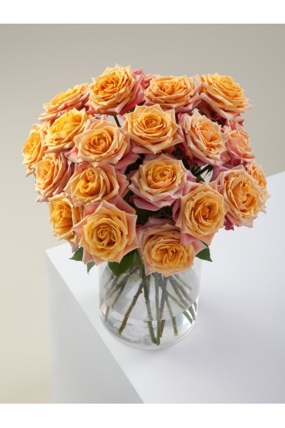 Букет з троянди чайно-гібридної Черрі Бренді у вазі